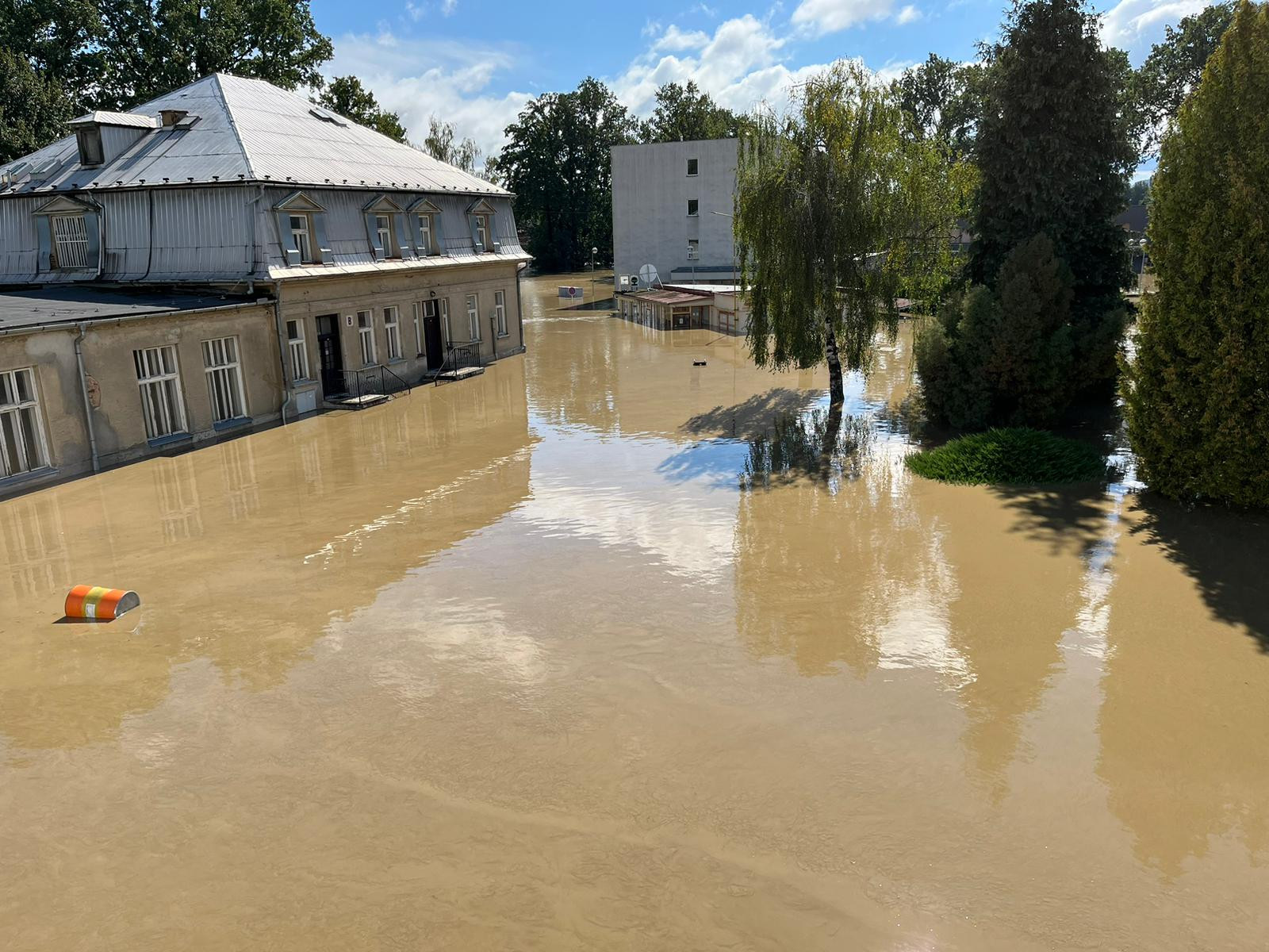 Ničivá povodeň zasáhla Kofolu. Rodinná nápojářská firma byla připravena na všech svých lokacích, divoká voda uštědřila šrámy zvláště Krnovu